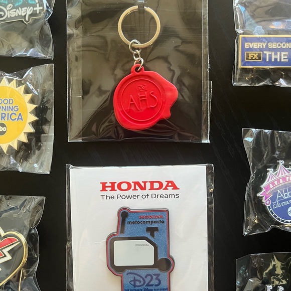 D23 pins: Abbott Elementary, The Bear, American Horror Story keychain - Picture 3 of 8